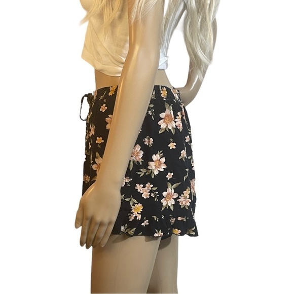 American Eagle Black & Peach Floral Print Ruffle Shorts - Picture 5 of 11